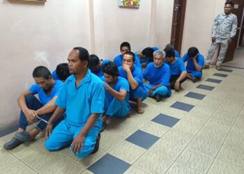 SERAMAI 20 lelaki didakwa di Mahkamah Majistret Tawau, Sabah hari ini atas pertuduhan menyimpan dan mengangkut lebih 3 ribu kotak rokok putih pelbagai jenama di perairan selatan Pulau Sipadan Semporna, 23 Jun lalu. UTUSAN/ NASRAWATI SYARIFUDDIN