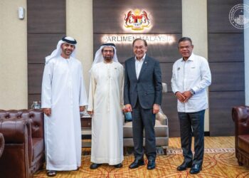 ANWAR Ibrahim menerima kunjungan hormat Pengerusi Jawatankuasa Hal Ehwal Pertahanan, Dalam Negeri dan Luar Negara, Majlis Kebangsaan Persekutuan Emiriah Arab Bersatu (UAE) Dr.  Ali Rashid Al Nuaimi, semalam. – FACEBOOK ANWAR IBRAHIM