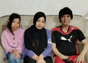 NUR Fauzana Aziz (tengah) bergambar bersama anaknya, Nur Ayra Dayana Arman (kiri) dan suami, Arman Che Ani.