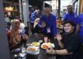 PANDAK Ahmad menyantuni penduduk setempat ketika membuat walkabout di Taman Nusantara, Iskandar Puteri, malam tadi.
