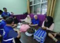 ISMAIL Sabri Yaakob melakukan ziarah dan menyampaikan sumbangan Yayasan Keluarga Malaysia di Taman Selesa Jaya, Kampung Parit Patah, Pontian, hari ini
