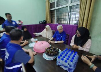 ISMAIL Sabri Yaakob melakukan ziarah dan menyampaikan sumbangan Yayasan Keluarga Malaysia di Taman Selesa Jaya, Kampung Parit Patah, Pontian, hari ini