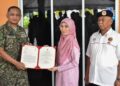 IBU Allahyarhamah Prebet Siti Khadijah Sungip yang terkorban dalam insiden letupan semasa latihan membaling grenad di Lapang Sasar Kem Hobart, Gurun, Kedah pada 16 Jun lalu Sijil Kelulusan Kenaikan Pangkat Lans Koperal (LKpl), hari ini.