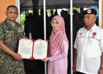 IBU Allahyarhamah Prebet Siti Khadijah Sungip yang terkorban dalam insiden letupan semasa latihan membaling grenad di Lapang Sasar Kem Hobart, Gurun, Kedah pada 16 Jun lalu Sijil Kelulusan Kenaikan Pangkat Lans Koperal (LKpl), hari ini.