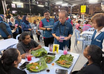 LIM Chin Eng (kanan) yang mewakili PN di kerusi DUN Stulang menyantuni orang ramai ketika berkempen di kawasan tersebut sempena PRN Johor ke-16.