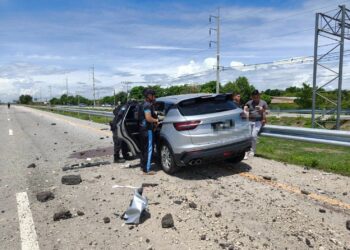 KENDERAAN Malaysia yang terkena letupan bom di Tak Bai, Narathiwat, Thailand baru-baru ini.