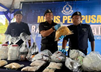 ALZAFNY Ahmad menunjukkan barang kes dadah JSJN Kontinjen Negeri Sembilan di IPN Negeri Sembilan di Seremban hari ini. -UTUSAN / NOR SHAFIQAH MOHD GHAZALI