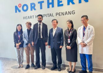 CHOW Kon Yeow (tiga dari kanan) ketika mengadakan lawatan kerja di Northern Heart Hospital di George Town, Pulau Pinang, hari ini.-UTUSAN/SAFINA RAMLI