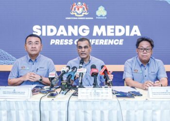 Mohammed Azman Aziz Mohammed dalam sidang akhbar mengenai  Skim Kemalangan Bukan Bencana Kerja (Lindung 24 Jam) di Menara Perkeso Jalan Ampang, Kuala Lumpur, semalam. – UTUSAN/SYAKIR RADIN