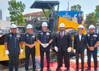 DENNIS Lim Kwang Keng (tiga dari kiri) ketika hadir pada majlis pelupusan barang kes (kes jenayah) yang membabitkan pelupusan barang kes bernilai RM1.28 juta melibatkan 565 kertas siasatan di IPD Timur Laut, Pulau Pinang, hari ini.-UTUSAN/SAFINA RAMLI