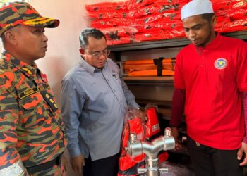 HILMI Abdullah (tengah) bersama Farhan Sufyan Borhan (kiri) melihat peralatan Fire Point di  Pulau Teluk Renjuna, Tumpat, Kelantani.- UTUSAN/ ROSLIZA MOHAMED