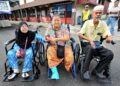 Dari kiri: Lailah Hussien, Lim Kah Heng dan Abu Bakar Othman selepas mengundi di pusat mengundi SK Taman Rinting 1, Taman Rinting, Johor Bahru. - UTUSAN/RAJA JAAFAR ALI