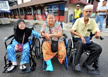 Dari kiri: Lailah Hussien, Lim Kah Heng dan Abu Bakar Othman selepas mengundi di pusat mengundi SK Taman Rinting 1, Taman Rinting, Johor Bahru. - UTUSAN/RAJA JAAFAR ALI