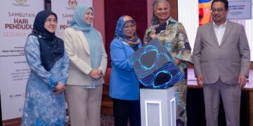 ROHANI Abdul Karim (tengah) merasmikan Sambutan Hari Penduduk Sedunia 2026 di Kuala Lumpur, semalam.  Turut serta, wakil UNFPA Malaysia, Dr. Julitta Onabanjo (dua, kanan). 
– UTUSAN/M. FIRDAUS M. JOHARI