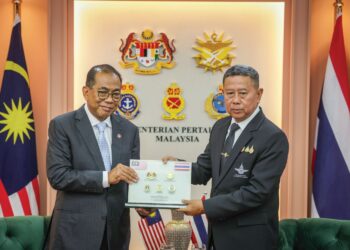 MOHAMED Khaled Nordin menyampaikan cenderamata kepada Adul Boonthumjaroen sempena lawatan rasmi dan kunjungan hormat Menteri Pertahanan Thailand itu ke Kementerian Pertahanan di Kuala Lumpur, semalam. – UTUSAN/MUHAMAD IQBAL ROSLI