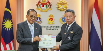 MOHAMED Khaled Nordin menyampaikan cenderamata kepada Adul Boonthumjaroen sempena lawatan rasmi dan kunjungan hormat Menteri Pertahanan Thailand itu ke Kementerian Pertahanan di Kuala Lumpur, semalam. – UTUSAN/MUHAMAD IQBAL ROSLI