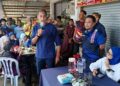 KHAIRY Jamaluddin berucap pada program Sarapan Pagi dan Ramah Mesra Bersama KJ di Lenggeng di Seremban hari ini.-UTUSAN/NAZARUDIN SHAHARI.