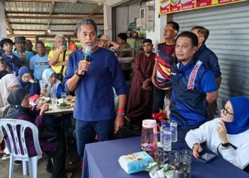 KHAIRY Jamaluddin berucap pada program Sarapan Pagi dan Ramah Mesra Bersama KJ di Lenggeng di Seremban hari ini.-UTUSAN/NAZARUDIN SHAHARI.