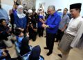 AHMAD Zahid Hamidi menyantuni murid-murid tabika sambil diperhatikan Onn Hafiz pada Majlis Libat Urus Kepimpinan Bersama Ibu Bapa Tabika Kemas Bangsa Johor di Flat Perumahan Larkin Court 1, Larkin Jaya, Johor Bahru, hari ini. - UTUSAN/RAJA JAAFAR ALI