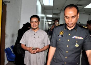 PEMILIK syarikat, Azizi Derani mengaku bersalah atas pertuduhan memiliki dan menyimpan minyak diesel bersubsidi tanpa kebenaran di Mahkamah Sesyen, Johor Bahru hari ini. - UTUSAN/RAJA JAAFAR ALI