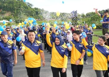 TUANKU Syed Faizuddin Putra Jamalullail dan Tuanku Dr. Hajah Lailatul Shahreen Akashah Khalil berkenan berangkat pada program Mega Familia Unimap 2026 bersempena meraikan sambutan Jubli Perak 25 tahun penubuhan Universiti Malaysia Perlis (Unimap) di
sekitar kampus Alam Unimap.-UTUSAN