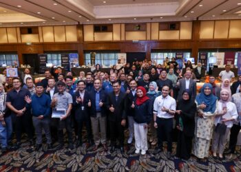 AKMAL Nasrullah Mohd. Nasir, Ketua Pegawai Eksekutif Teraju, Junady Nawawi bergambar bersama usahawan selepas Sesi Libat Urus Ekosistem Pemula Teraju: Suara, Visi dan Aspirasi di Cyberview Resort & Spa di Cyberjayai, hari ini. - UTUSAN/FAISOL MUSTAFA
