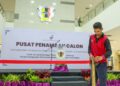 PETUGAS membuat persiapan semasa simulasi proses penamaan calon Pilihan Raya Negeri, Negeri Sembilan, semalam. – UTUSAN/ISKANDAR ISHAK