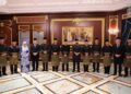 TUNKU Mahkota Ismail berkenan bergambar bersama Onn Hafiz Ghazi dan barisan Exco Kerajaan Negeri Johor baharu selepas istiadat angkat sumpah jawatan diIstana Bukit Serene, Johor Bahru, semalam.