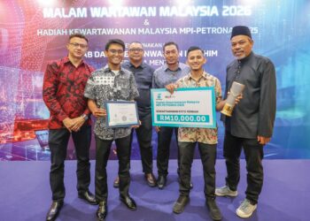 ABD. Wahid Idris (kiri) dan Aznan Bakar (kanan) bersama Muhammad Fariz Rusadio (dua kanan) dan  Muhammad Syakir Radin Ab.  Halim  pada Malam Wartawan Malaysia 2026 & Hadiah Kewartawanan Malaysia MPI-Petronas 2025 di Hotel Majestic, Kuala Lumpur, kelmarin. – MINGGUAN/AMIR KHALID