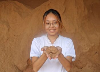 EMILY Lim Loy Tee menunjukkan serbuk kayu sebelum diproses menjadi arang berkualiti tinggi di Mentakab, Temerloh, Pahang. 
– MINGGUAN/SALEHUDIN MAT RASAD