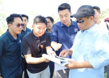 MASIUNG Banah (kanan) diberi taklimat ketika melawat tapak cadangan Projek Taman Perindustrian Ekonomi Biru (BEIP) di Kampung Limau-Limauan, Kudat. - UTUSAN/HARDY JOE