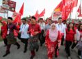 AMINUDDIN Harun (tengah) bersama empat lagi calon PH di DUN Chuah, Sri Tanjung, Lukut dan Bagan Pinang berarak ke pusat penamaan calon di Kompleks Pentadbiran Daerah Port Dickson, semalam.