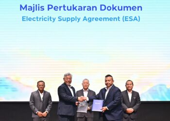SHAMSUL Ahmad (depan, kiri) dan Adam Saffian Ghazali (depan, kanan) menyempurnakan pertukaran perjanjian ESA dan CESA disaksikan oleh Datuk Amar Fadillah Yusof (tengah), Datuk Seri Amirudin Shari (kiri) dan Datuk Dr. Ahmad Fadzli Ahmad Tajuddin (kanan).