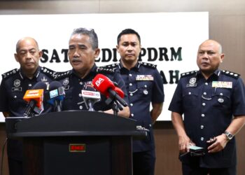 ADZLI Abu Shah (dua kiri) pada sidang akhbar di Ibu Pejabat Polis Kontinjen (IPK) Kedah di Alor Setar. - UTUSAN/ SHAHIR NOORDIN