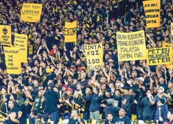 Para penyokong dan Ultras Harimau Malaya  bersorak ketika perlawanan Harimau Malaya menentang  Thailand pada perlawanan separuh akhir pertama Piala AFF Mitsubishi Electric 2022 di Stadium Nasional Bukit Jalil. - UTUSAN/ AMIR KHALID