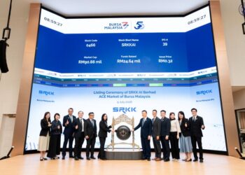 YEW Lip Sin (enam dari kiri) bersama pengurusan tertinggi syarikat semasa majlis penyenaraian di Pasaran ACE di Bursa Securities Malaysia hari ini.