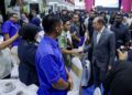 ANWAR Ibrahim beramah mesra bersama kakitangan awam pada Program Sesi Santai Mesra Warga Perkhidmatan Awam Zon Tengah di Universiti Islam Selangor (UIS) di Kajang, semalam. – UTUSAN/MUHAMAD IQBAL ROSLI