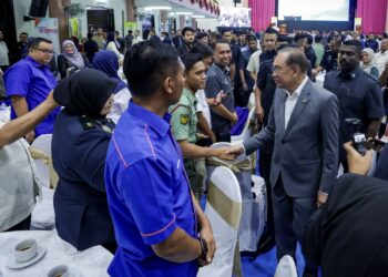 ANWAR Ibrahim beramah mesra bersama kakitangan awam pada Program Sesi Santai Mesra Warga Perkhidmatan Awam Zon Tengah di Universiti Islam Selangor (UIS) di Kajang, semalam. – UTUSAN/MUHAMAD IQBAL ROSLI