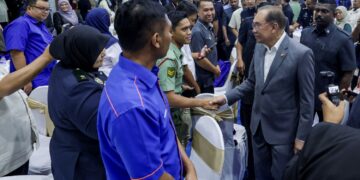 ANWAR Ibrahim beramah mesra bersama kakitangan awam pada Program Sesi Santai Mesra Warga Perkhidmatan Awam Zon Tengah di Universiti Islam Selangor (UIS) di Kajang, semalam. – UTUSAN/MUHAMAD IQBAL ROSLI