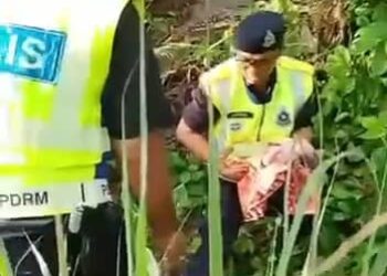 PIHAK polis membawa keluar bayi perempuan dipercayai baru dilahirkan dan ditinggalkan di kawasan belukar di Kampung Jawa Tawau Sabah, awal pagi ini. - IHSAN IPD TAWAU