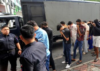 SEMBILAN lelaki direman selama empat hari sehingga Jumaat ini bagi membantu siasatan kes pergaduhan ketika menonton perlawanan akhir Piala Dunia di sebuah restoran di Taman Daya di sini, semalam.