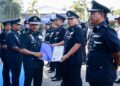 MOHD. Yusoff Mamat menyampaikan anugerah kepada pegawai polis pada majlis perhimpunan bulan polis di Ibu Pejabat Polis Kontinjen (IPK) Kelantan, Kota Bharu, Kelantan semalam. - UTUSAN/KAMARUL BISMI KAMARUZAMAN.