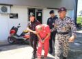TERTUDUH berusia 53 tahun dibawa keluar dari Mahkamah Sesyen Tawau Sabah selepas dijatuhi hukuman penjara 105 tahun dan 70 sebatan atas tujuh pertuduhan merogol anak sulungnya. – UTUSAN/ NASRAWATI SYARIFUDDIn