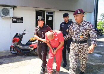 TERTUDUH berusia 53 tahun dibawa keluar dari Mahkamah Sesyen Tawau Sabah selepas dijatuhi hukuman penjara 105 tahun dan 70 sebatan atas tujuh pertuduhan merogol anak sulungnya. – UTUSAN/ NASRAWATI SYARIFUDDIn