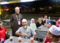 NOR Azman Mohamad ketika menyantuni penduduk sekitar Sikamat dalam kempen PRN Negeri Sembilan.