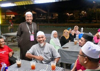NOR Azman Mohamad ketika menyantuni penduduk sekitar Sikamat dalam kempen PRN Negeri Sembilan.