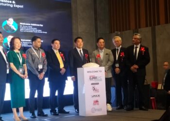 SIM Tze Tzin (empat dari kanan) merasmikan The 6th Electronic Manufacturing Expo Asia (EMAX 2026) di Bayan Lepas, Pulau Pinang, hari ini.