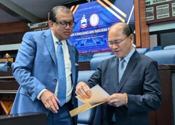 Joniston Bangkuai (kiri) sebelum sesi sidang Dewan Undangan Negeri (DUN) bermula.