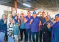 ASYRAF Wajdi Dusuki bersama calon Barisan Nasional (BN) DUN Juasseh Datuk Ismail Lasim beramah mesra bersama pengundi ketika hadir pada Moh Minum Pagi dan seterusnya mengadakan ziarah kasih rumah ke rumah sempena Pilihan Raya Negeri (PRN) Negeri Sembilan di Kampung Sungai Jelutong, semalam. – UMNO Online