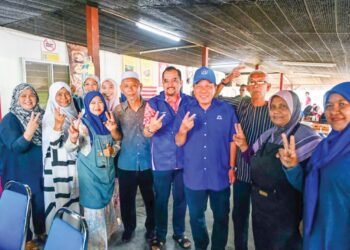 ASYRAF Wajdi Dusuki bersama calon Barisan Nasional (BN) DUN Juasseh Datuk Ismail Lasim beramah mesra bersama pengundi ketika hadir pada Moh Minum Pagi dan seterusnya mengadakan ziarah kasih rumah ke rumah sempena Pilihan Raya Negeri (PRN) Negeri Sembilan di Kampung Sungai Jelutong, semalam. – UMNO Online